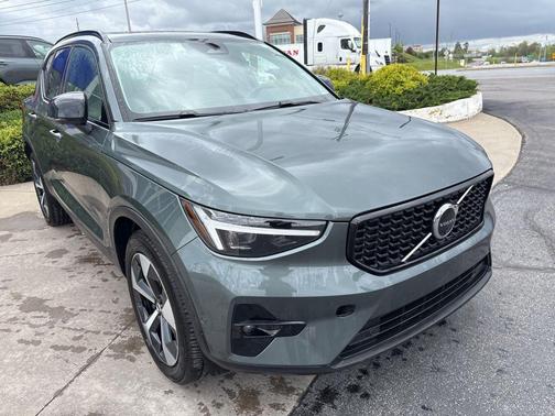 Forest Lake 2026 Volvo XC40 Plus, B5 AWD Gas (mild hybrid), Dark