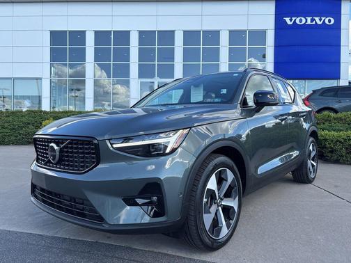 Forest Lake 2026 Volvo XC40 Plus, B5 AWD Gas (mild hybrid), Dark