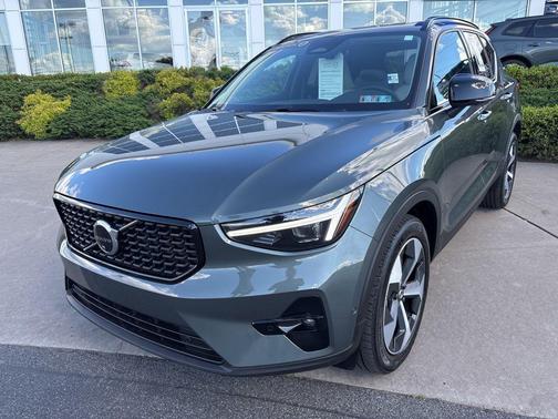 Forest Lake 2026 Volvo XC40 Plus, B5 AWD Gas (mild hybrid), Dark