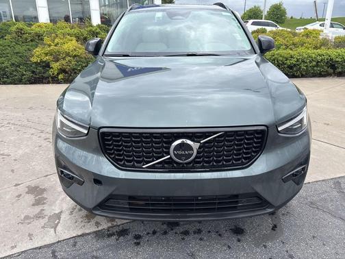 Forest Lake 2026 Volvo XC40 Plus, B5 AWD Gas (mild hybrid), Dark