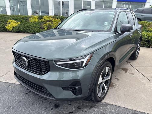 Forest Lake 2026 Volvo XC40 Plus, B5 AWD Gas (mild hybrid), Dark