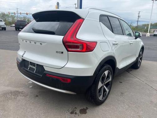 2025 Volvo XC40 B5 Plus Bright Theme