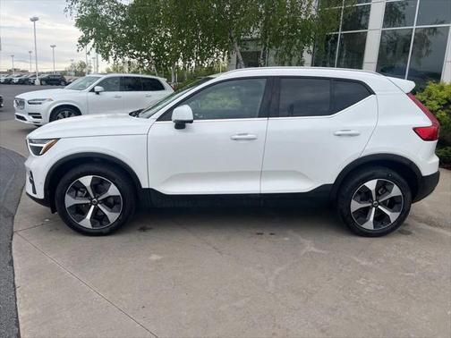 2025 Volvo XC40 B5 Plus Bright Theme