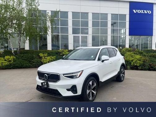 2025 Volvo XC40 B5 Plus Bright Theme