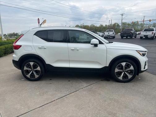 2025 Volvo XC40 B5 Plus Bright Theme