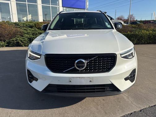 Crystal White Metallic 2023 Volvo XC40 B5 Plus Dark Theme