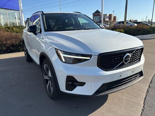Crystal White Metallic 2023 Volvo XC40 B5 Plus Dark Theme