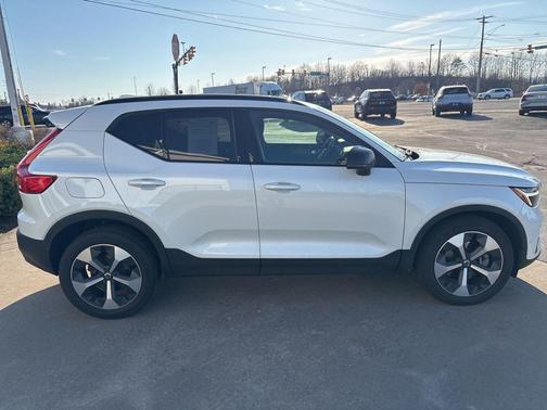 Crystal White Metallic 2023 Volvo XC40 B5 Plus Dark Theme