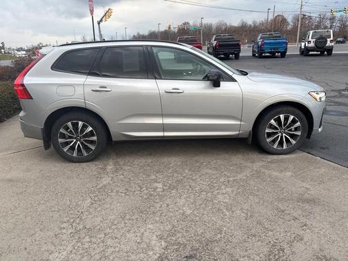 2023 Volvo XC60 Plus Dark Theme