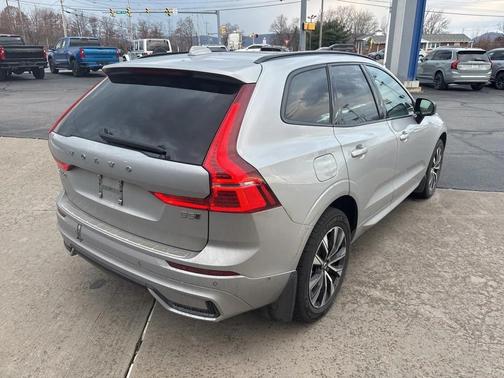 2023 Volvo XC60 Plus Dark Theme