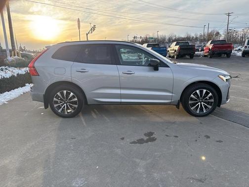 2023 Volvo XC60 Plus Dark Theme