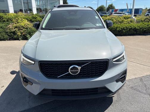 Vapour Grey Metallic 2026 Volvo XC40 Plus, B5 AWD Gas (mild hybrid), Dark