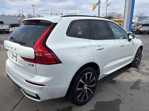 2025 Volvo XC60 B5 Plus