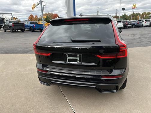 2026 Volvo XC60 B5 Ultra Black Edition