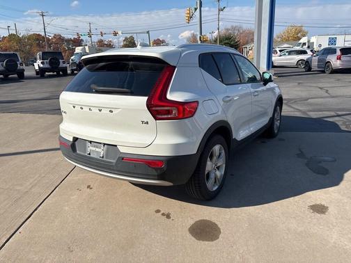 2020 Volvo XC40 T4 Momentum