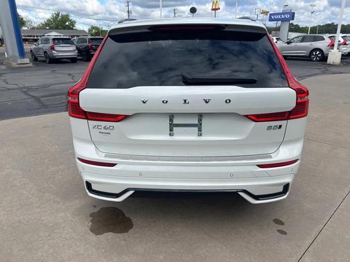 2024 Volvo XC60 B5 Plus Dark Theme