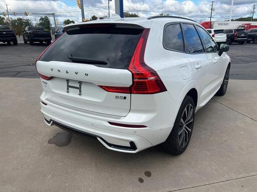 2024 Volvo XC60 B5 Plus Dark Theme