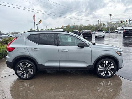 Vapour Grey Metallic 2026 Volvo XC40 B5 Ultra
