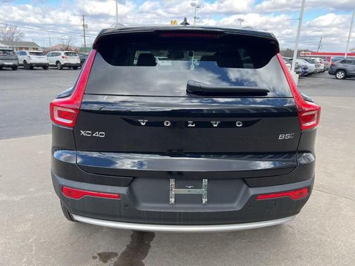 2025 Volvo XC40 B5 Ultra Bright Theme