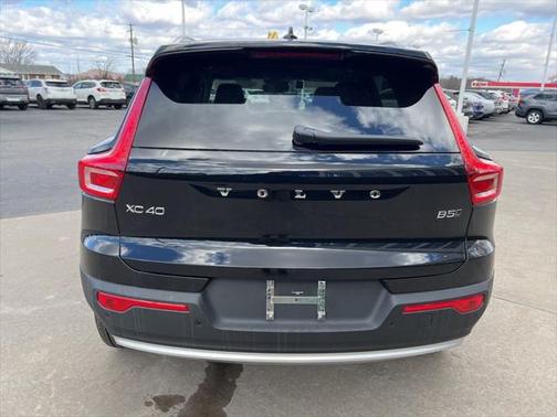 2025 Volvo XC40 B5 Ultra Bright Theme