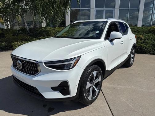 2025 Volvo XC40 B5 Plus Bright Theme