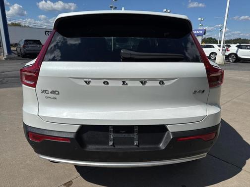2025 Volvo XC40 B5 Plus Bright Theme