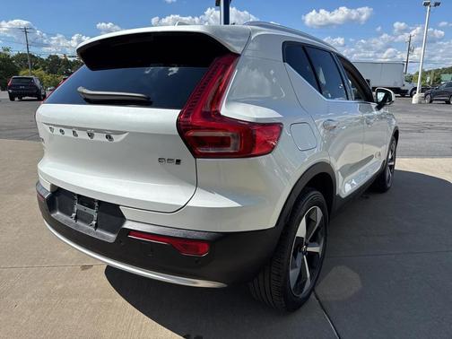 2025 Volvo XC40 B5 Plus Bright Theme