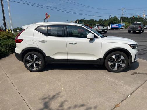 2025 Volvo XC40 B5 Plus Bright Theme