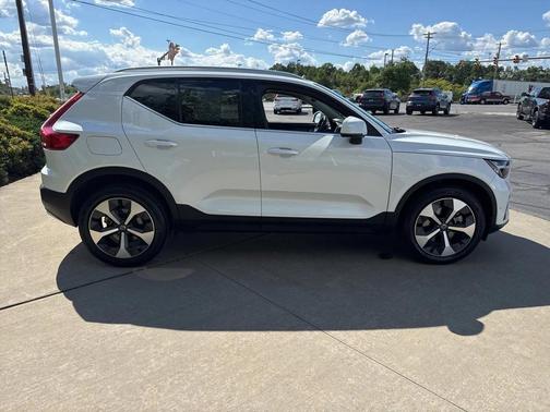 2025 Volvo XC40 B5 Plus Bright Theme
