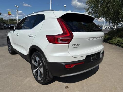 2025 Volvo XC40 B5 Plus Bright Theme