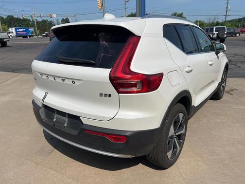 2025 Volvo XC40 B5 Plus Bright Theme