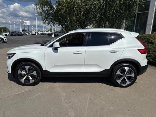 2025 Volvo XC40 B5 Plus Bright Theme