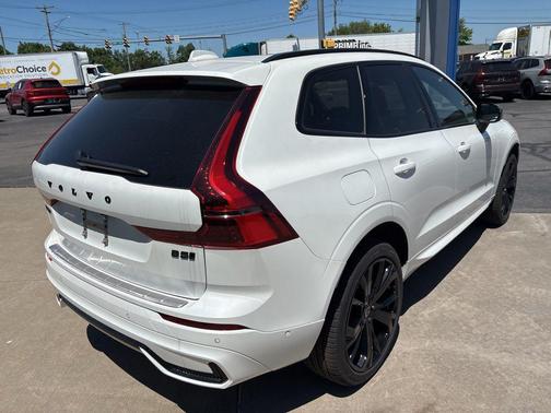 Crystal White Metallic 2026 Volvo XC60 B5 Ultra Black Edition