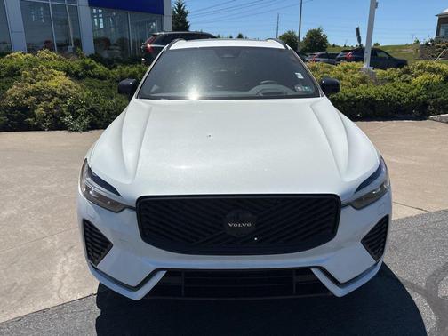 Crystal White Metallic 2026 Volvo XC60 B5 Ultra Black Edition