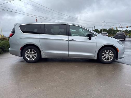 Silver Mist Clearcoat 2024 Chrysler Voyager LX
