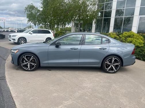 2024 Volvo S60 B5 Plus Dark Theme