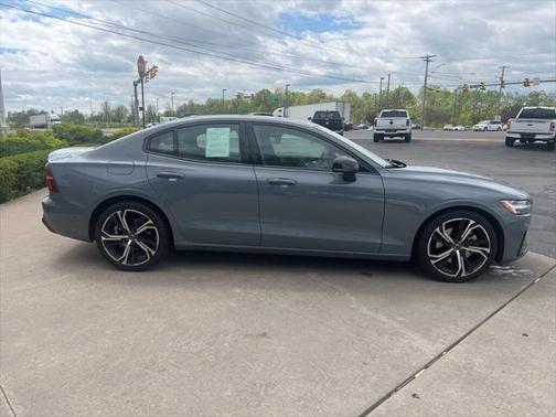 2024 Volvo S60 B5 Plus Dark Theme
