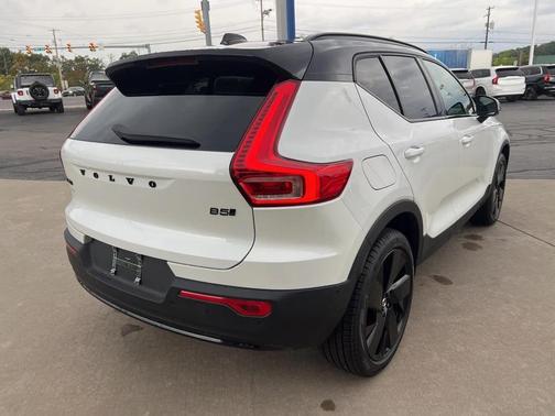 2026 Volvo XC40 B5 Ultra Black Edition