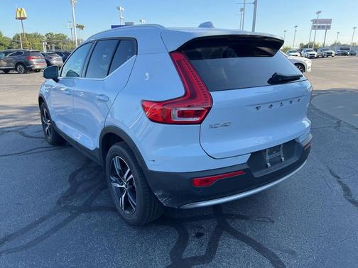 2025 Volvo XC40 B5 Core Bright Theme