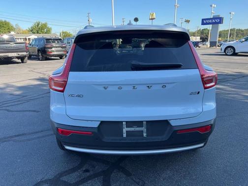 2025 Volvo XC40 B5 Core Bright Theme
