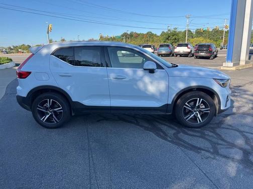 2025 Volvo XC40 B5 Core Bright Theme