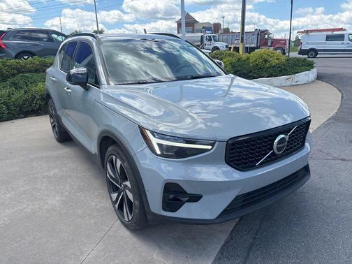 Vapor Grey Metallic 2024 Volvo XC40 B5 Ultimate Dark Theme