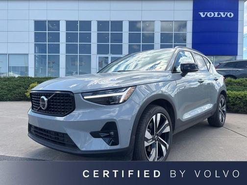 Vapor Grey Metallic 2024 Volvo XC40 B5 Ultimate Dark Theme