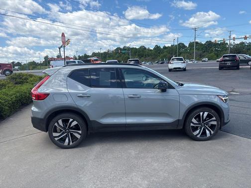 Vapor Grey Metallic 2024 Volvo XC40 B5 Ultimate Dark Theme