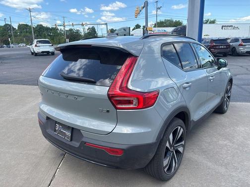 Vapor Grey Metallic 2024 Volvo XC40 B5 Ultimate Dark Theme