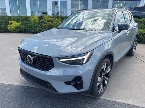 Vapor Grey Metallic 2024 Volvo XC40 B5 Ultimate Dark Theme