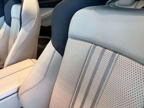 2025 Aston Martin DBX 707