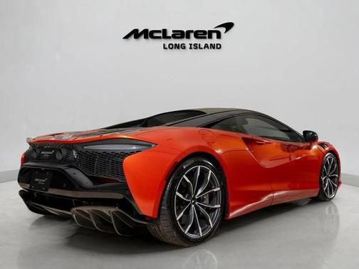 2023 McLaren Artura 