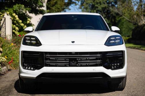 Carrara White Metallic 2025 Porsche Cayenne Turbo