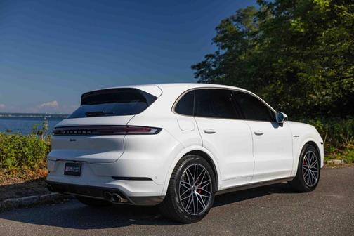 Carrara White Metallic 2025 Porsche Cayenne Turbo